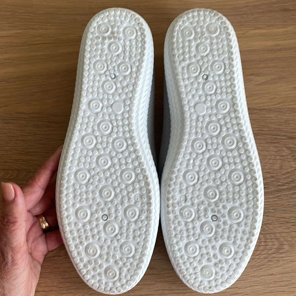TOMMY BAHAMA GREY CASUAL MESH SLIP-ON FLATS Size 9 - Picture 10 of 16